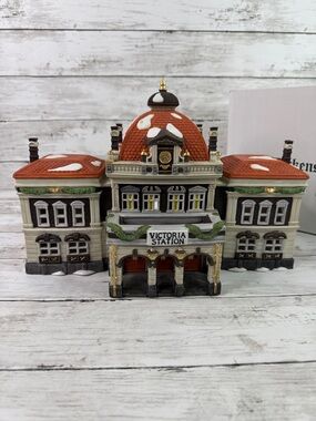 Retired Department 56 #5574-3 Dickens Village Victoria Station in Box w Light